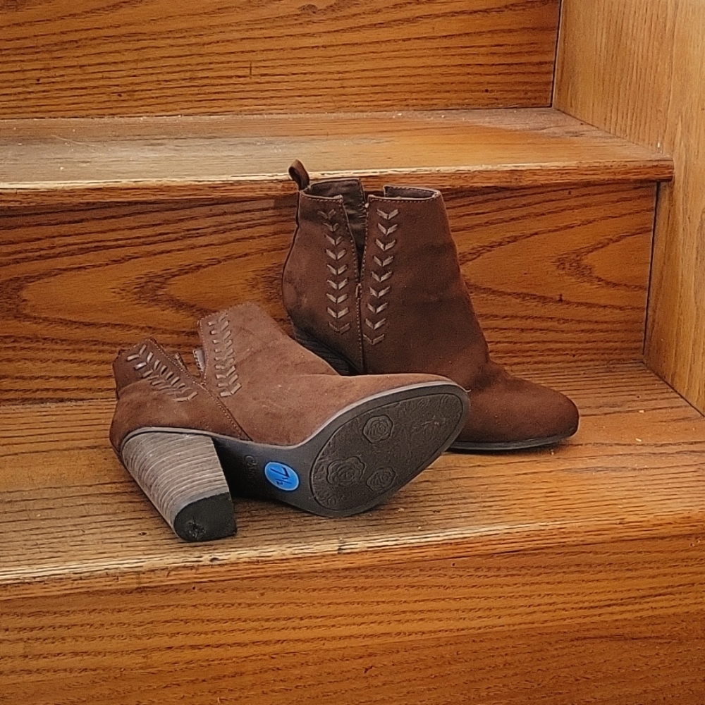 Short Brown Suede Boots with side slits Sz 7.5